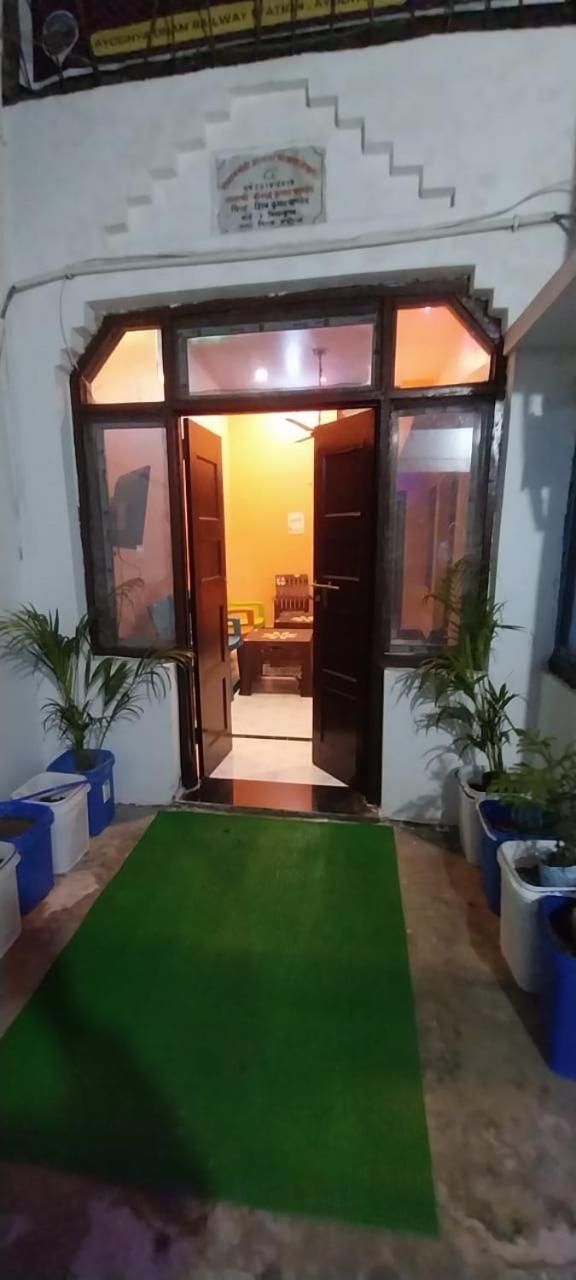 Aadi Shakti Bhawan Hotel Ayodhya Kültér fotó